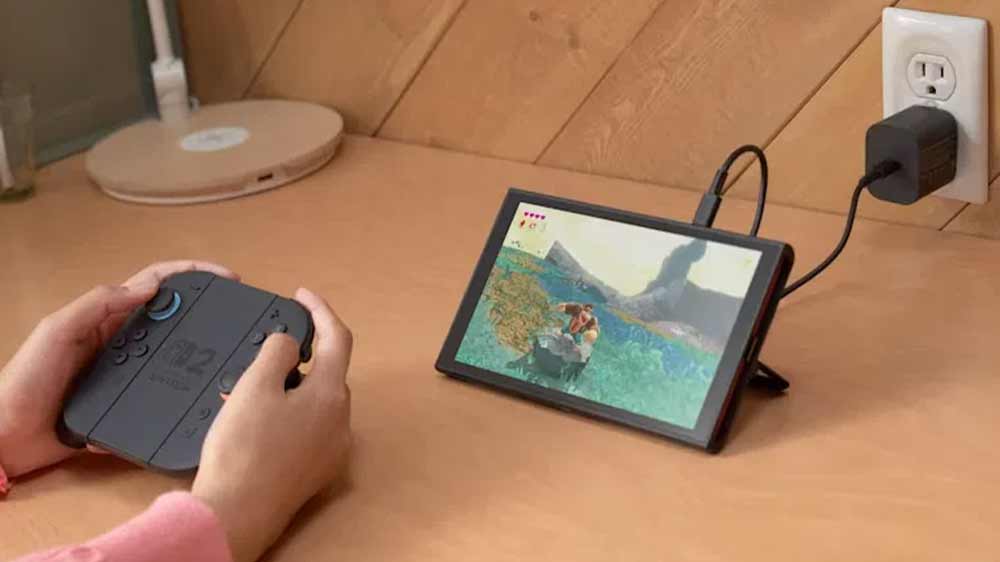 Člověk hrající na konzoli Nintendo Switch 2, která se nabíjí_02