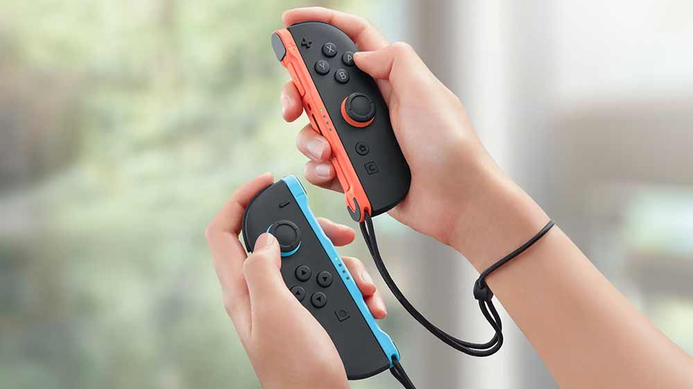 Ruce držící herní ovladač Nintendo Joy-Con 2_02