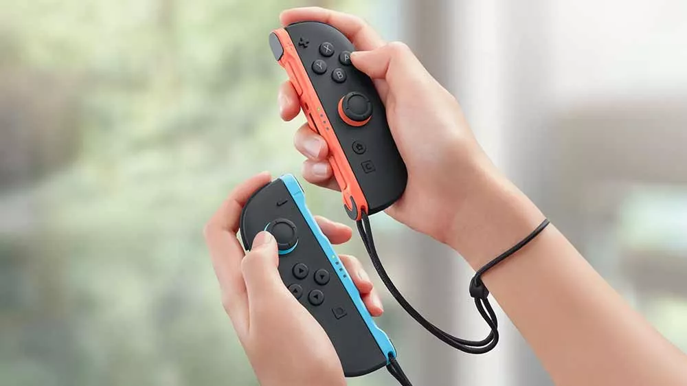 Ruce drž&iacute;c&iacute; hern&iacute; ovladač Nintendo Joy-Con 2_02