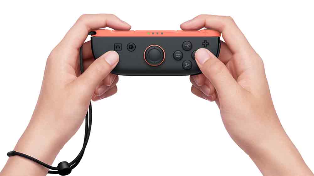 Ruky človeka držiaceho herný ovládač Nintendo Joy-Con 2 (R) Light Red_02