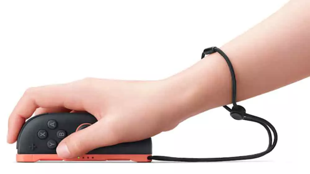 Ruka človeka používajúceho herný ovládač Nintendo Joy-Con 2 (R) Light Red ako stolná myš_03