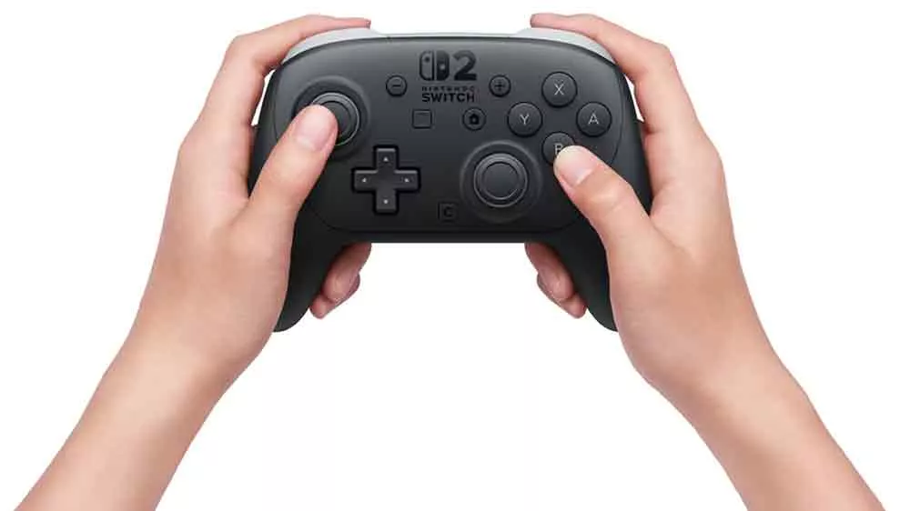 Ruky človeka použ&iacute;vaj&uacute;ceho hern&yacute; ovl&aacute;dač Nintendo Switch 2 Pro Controller_03