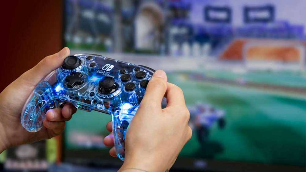 Ruce držící herní ovladač PDP Afterglow Wireless Deluxe Controller_03