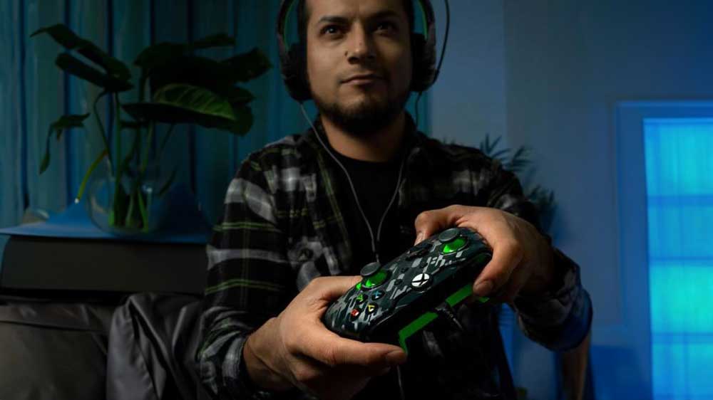Muž užívající si hru s ovladačem PDP Wired Crtl Neon Carbon_02