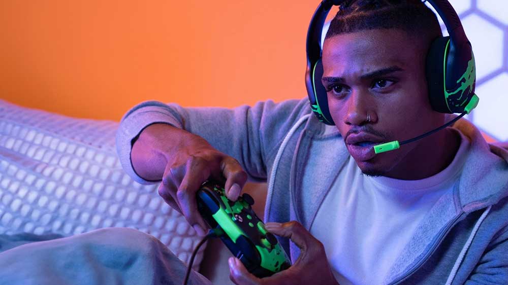 Muž užívající si hraní s herním ovladačem PDP Padwired Rematch_02