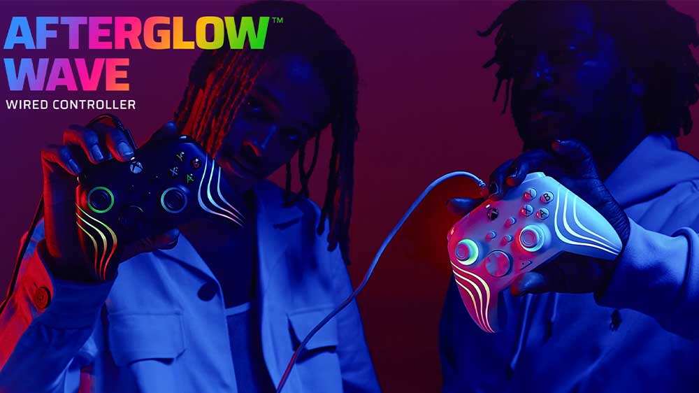 Dva mladí muži drží černý a bílý gamepad PDP Afterglow Wave Wired Controller pro Xbox/PC_02