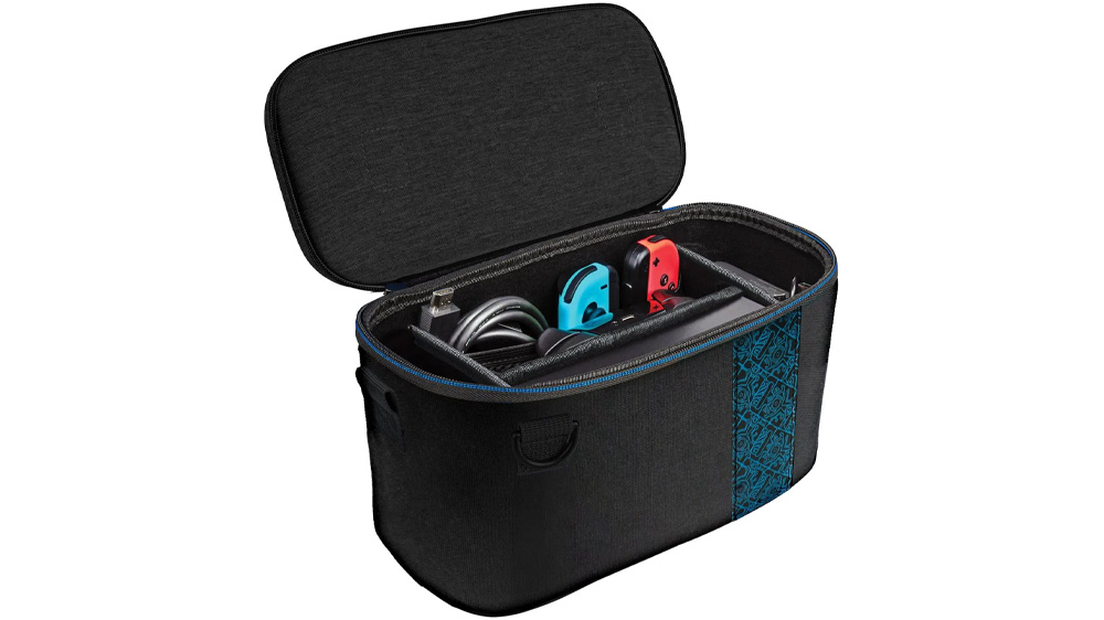 Otevřené ochranné pouzdro na PDP Sheikah Shoot Glow Nintendo Black/Blue s příslušenstvím uvnitř a uspořádané pomocí vyměnitelných přihrádek_03