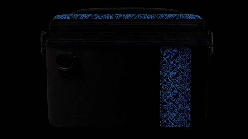 Ukázka svítících detailů ochranného pouzdra PDP Sheikah Shoot Glow Nintendo Black/Blue ve tmě_04
