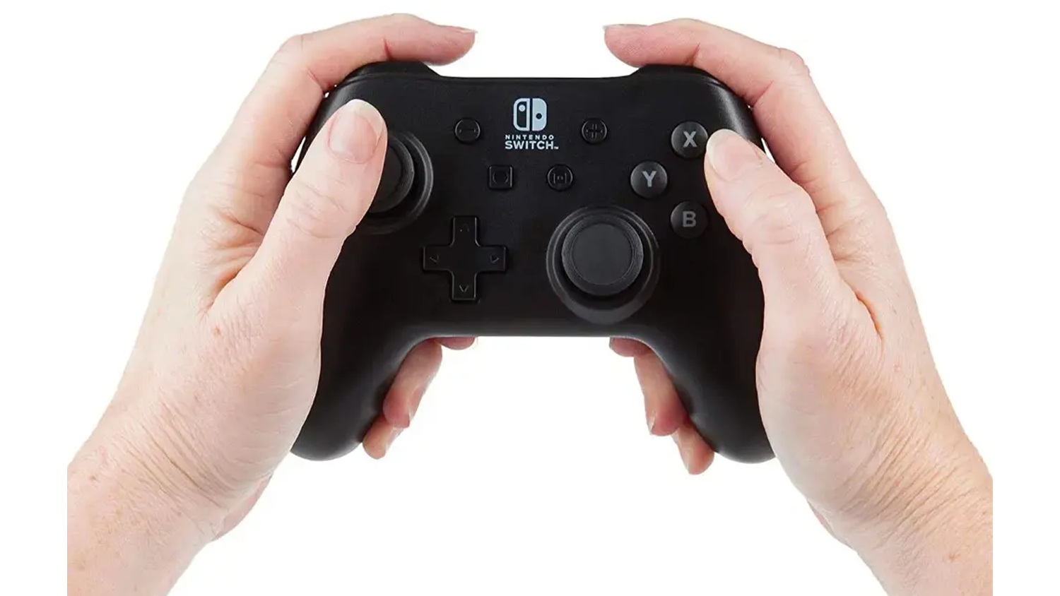 Ruce drží ovladač PowerA Wired Controller Nintendo Switch