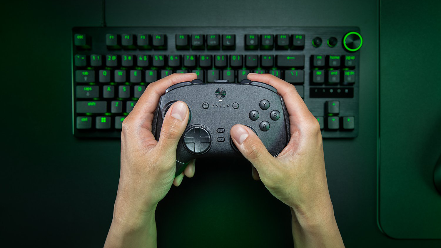 Ruky držiace ovládač Razer Wolverine V3 Pro 8K PC