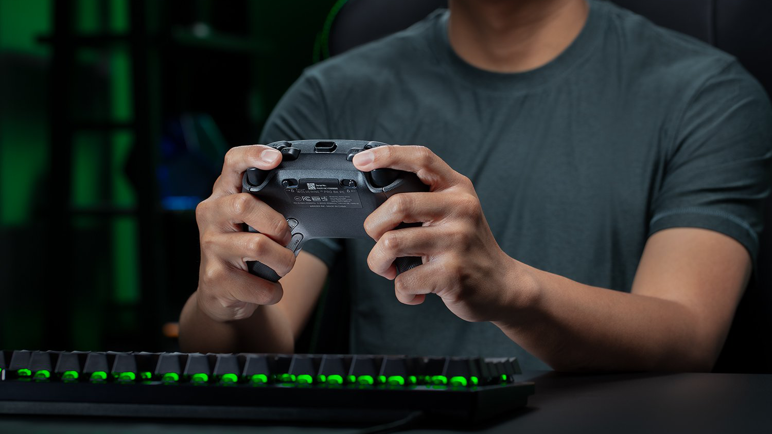 Muž držiaci ovládač Razer Wolverine V3 Pro 8K PC