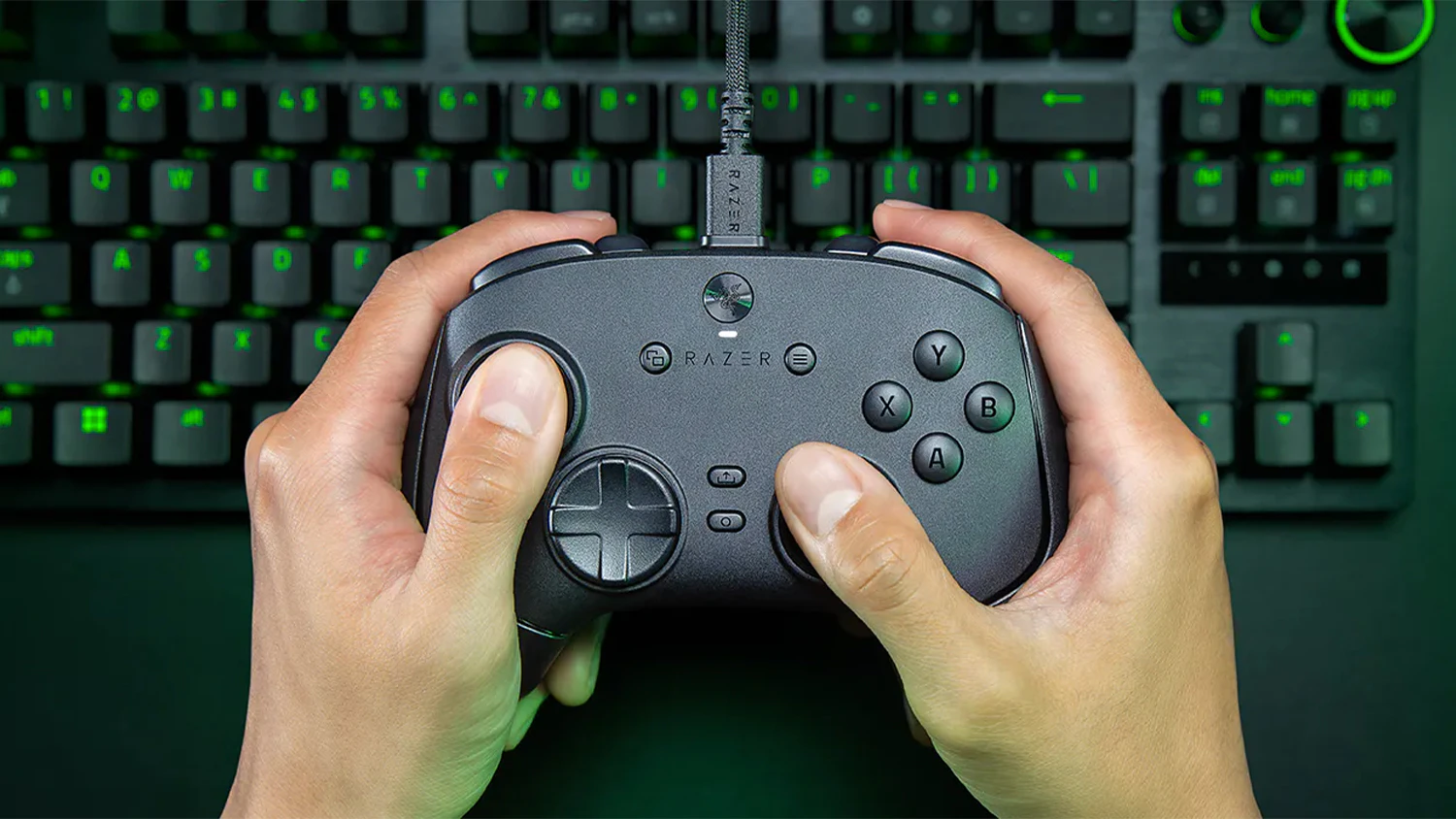 Ruky držiace ovládač Razer Wolverine V3 Pro Tournament Edition 8K PC