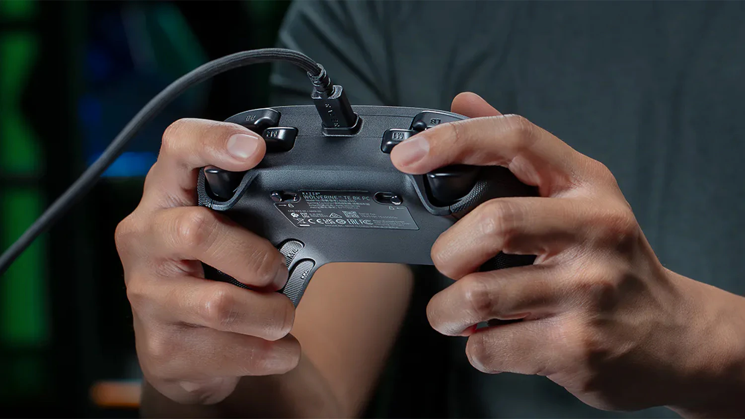 Muž držiaci ovládač Razer Wolverine V3 Pro Tournament Edition 8K PC
