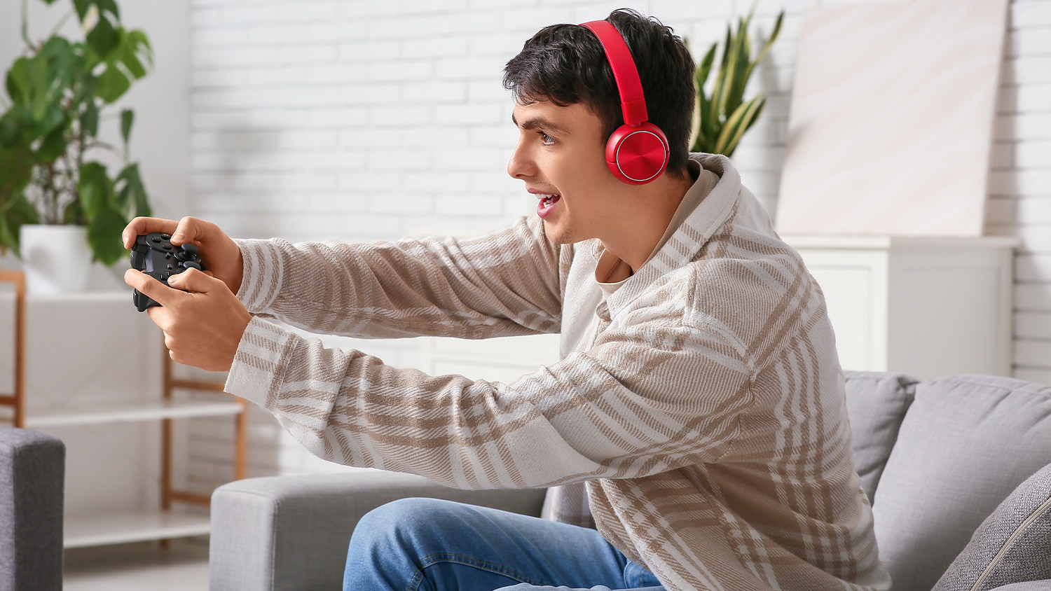 Hráč s gamepadom v ruke