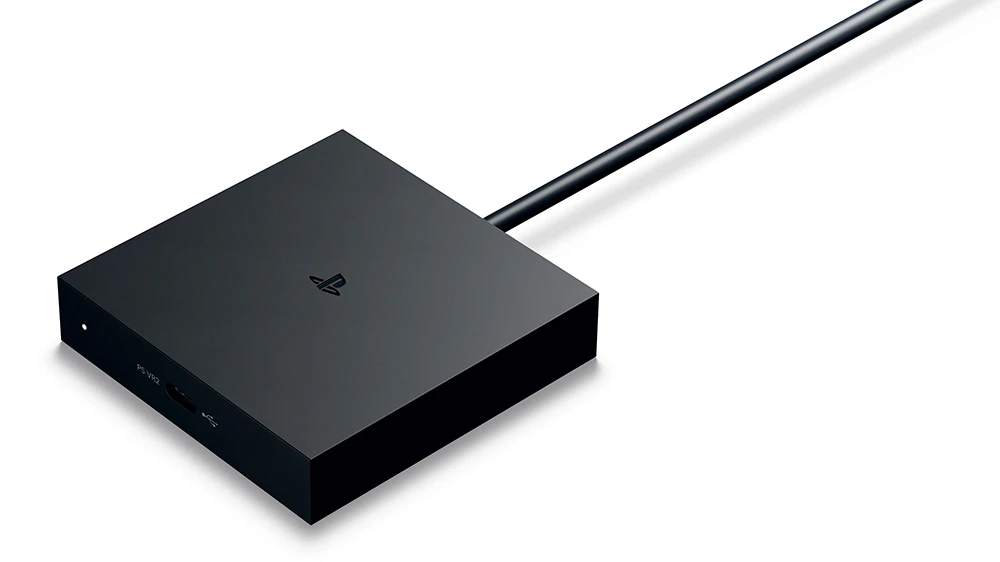 Adaptér Sony PlayStation VR2 pre PC zobrazený na bielom pozadí, kompaktné čierne zariadenie na pripojenie VR headsetu k počítaču