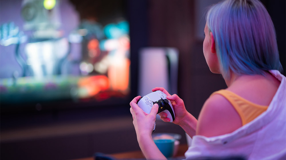 Žena hrající na konzoli Sony PlayStation 5 Digital Slim + DualSense_05