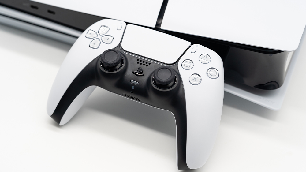 Ovladač DualSense opřený o konzoli PlayStation 5 Slim_03