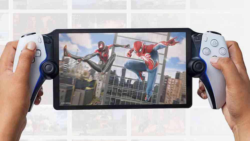 Človek hrajúci na konzole Sony PlayStation Portal Remote Player_02