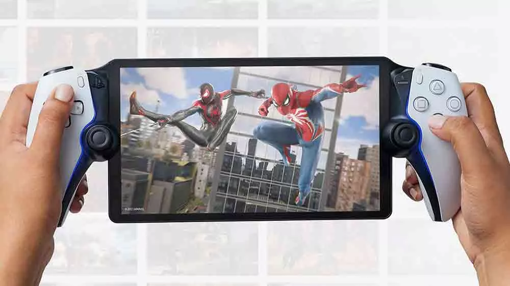 Človek hrajúci na konzole Sony PlayStation Portal Remote Player_02