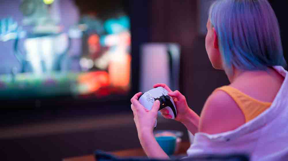 Žena hrající na PlayStationu 5_05