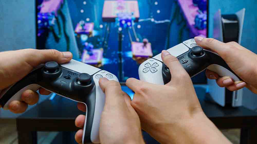 Lidé hrající na PlayStationu 5_04