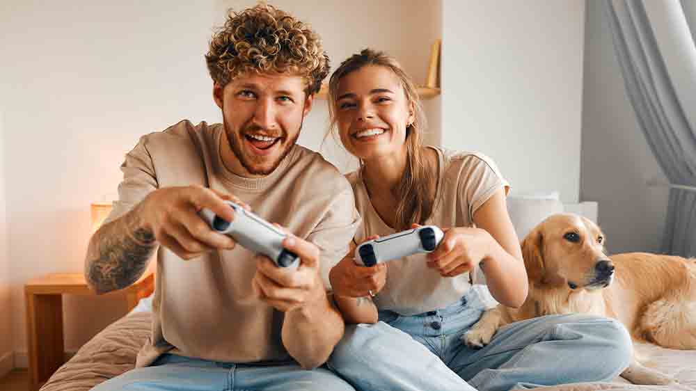 Muž a žena s hern&iacute;mi ovladači v rukou_02