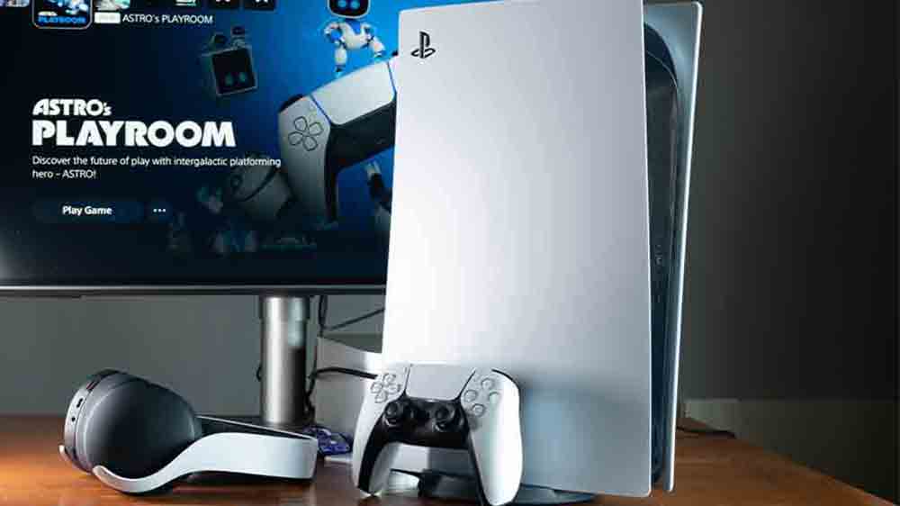 PlayStation 5 s ovladačem u monitoru_03
