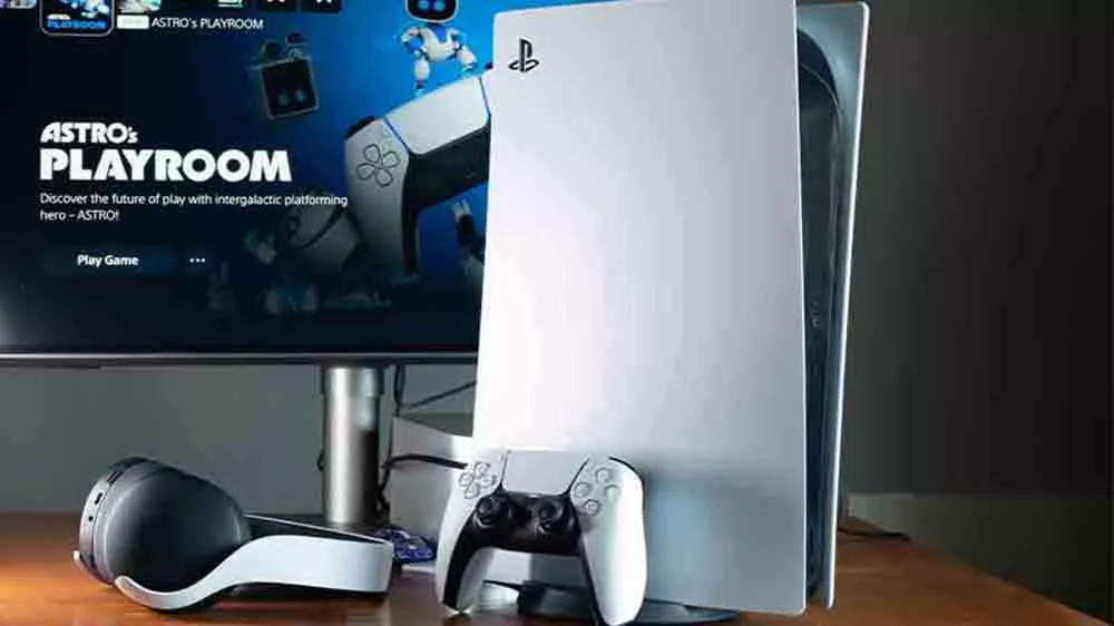 PlayStation 5 s ovládačom pri monitore_03