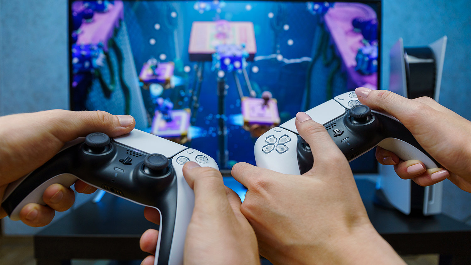 Lidé hrající na konzoli PlayStation 5