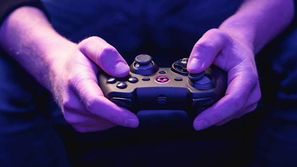 Ruce držící Gamepad Speedlink RAIT_03