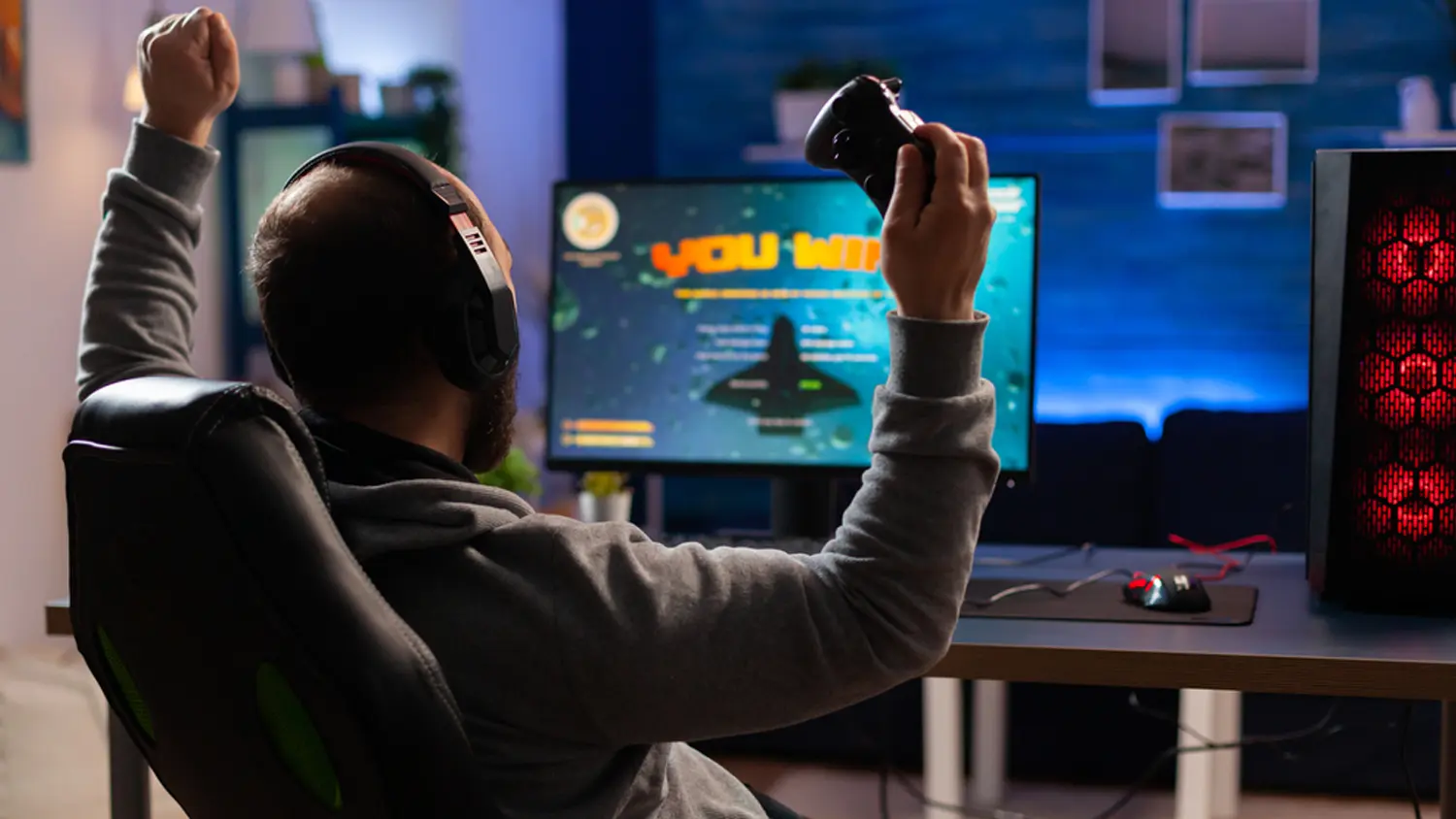 Mužské ruce držící gamepad Thrustamaster GP XID eSport edice_02