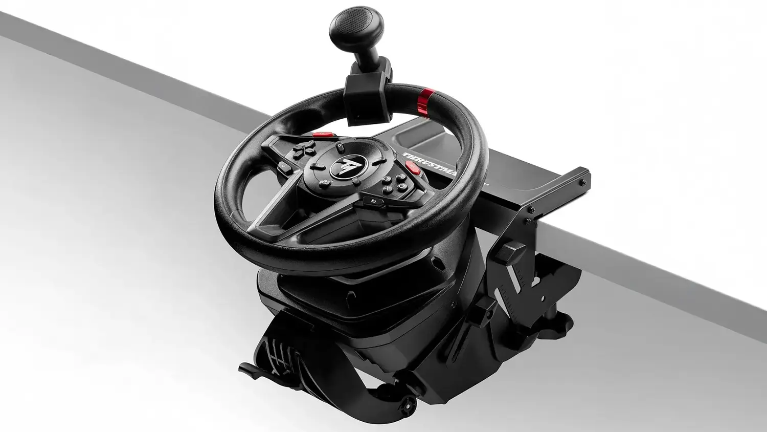 Připevněný volant z herní sady Thrustmaster T128 SimTask Pack