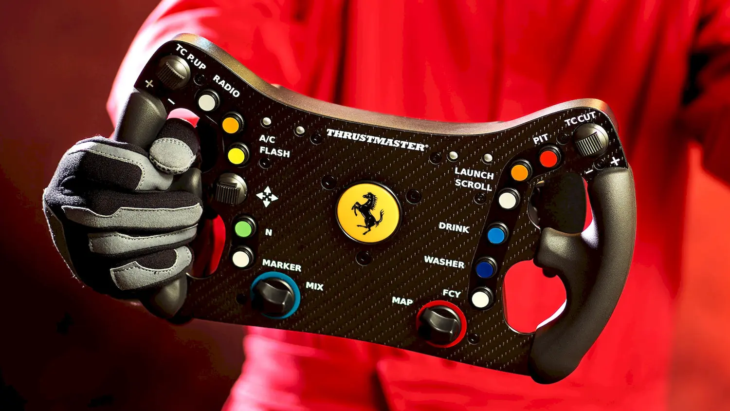 Volant Thrustmaster T818 Ferrari 488 GT3 v rukou pilota