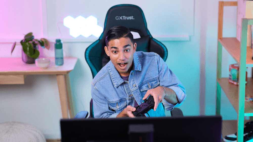 Muž hrající hru s gamepadem Trust GXT541 MUTA Black_02