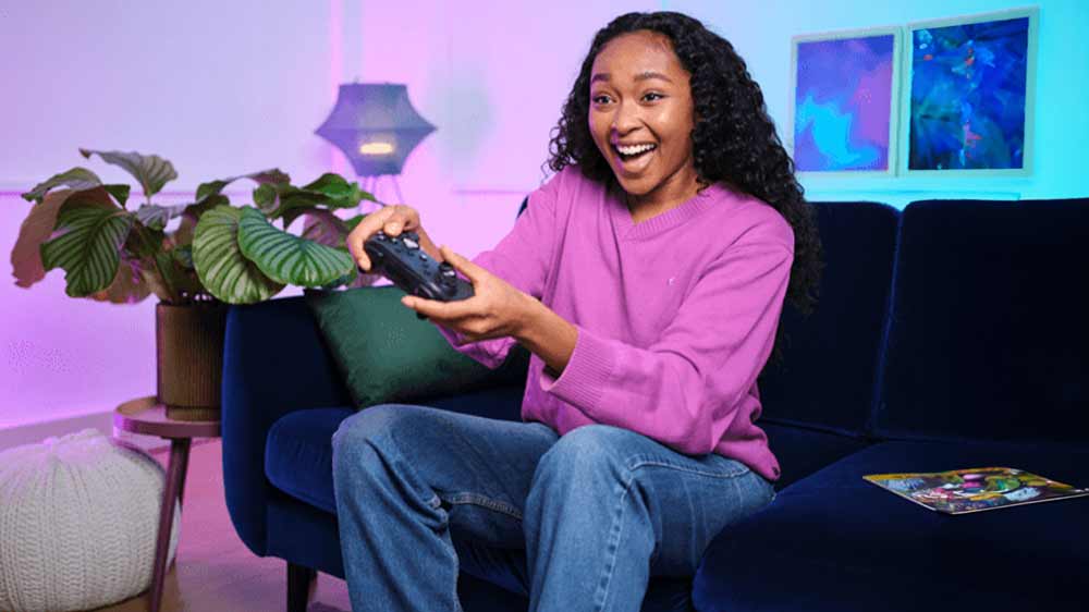 Žena hrajúca hru s gamepadom Trust GXT542 MUTA Black _03