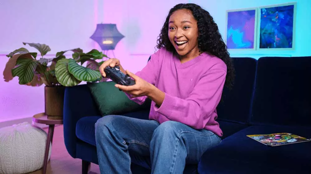 Žena hrajúca hru s gamepadom Trust GXT542 MUTA Black _03