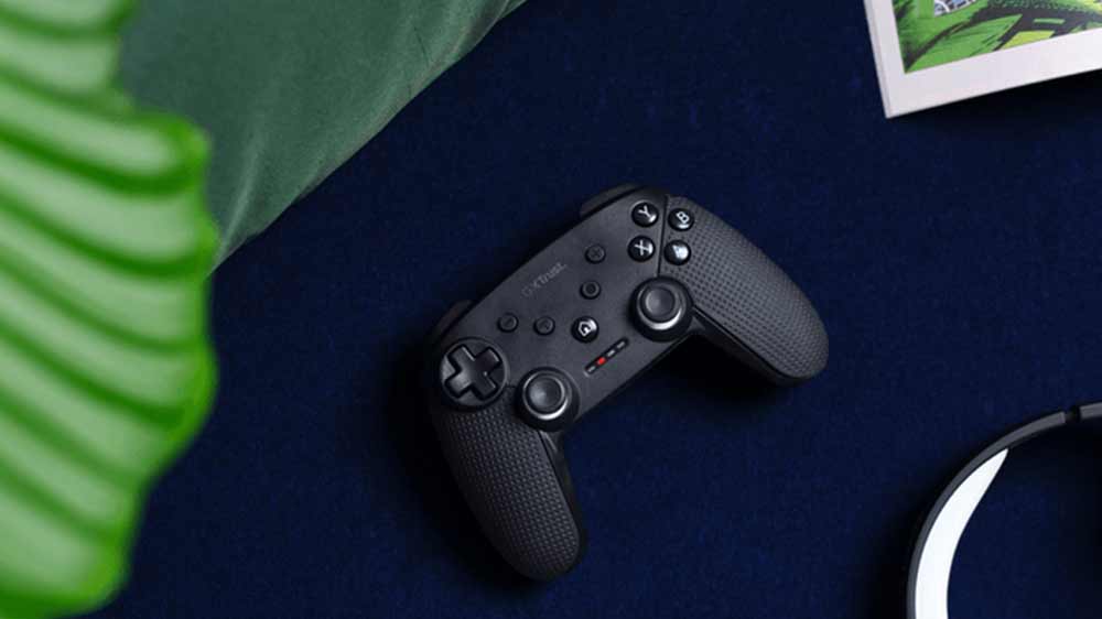 Gamepad Trust GXT542 MUTA Black ležiaci na koberci_04