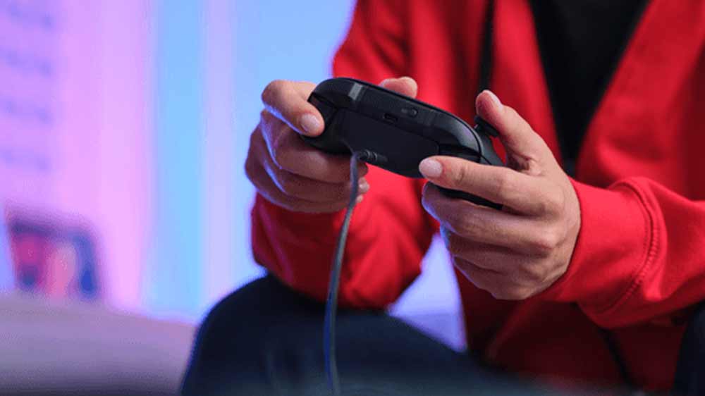 Muž hrající s ovladačem připojeným k setu Trust GXT 246 AVADO_02