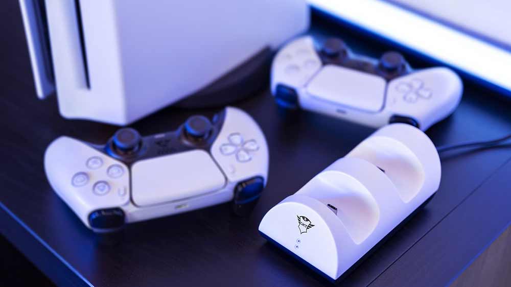 Nabíjecí stanice pro PS5 Trust GXT 254 na stolku s ovladači a konzolí_02