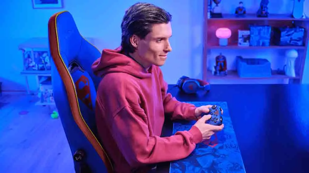 Muž hr&aacute; s gamepadom Trust GXT 542SM Muta Superman