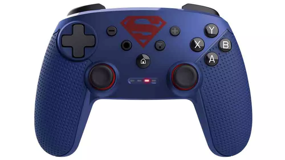Gamepad Trust GXT 542SM Muta Superman m&aacute; vymeniteľn&uacute; krytku D-pad