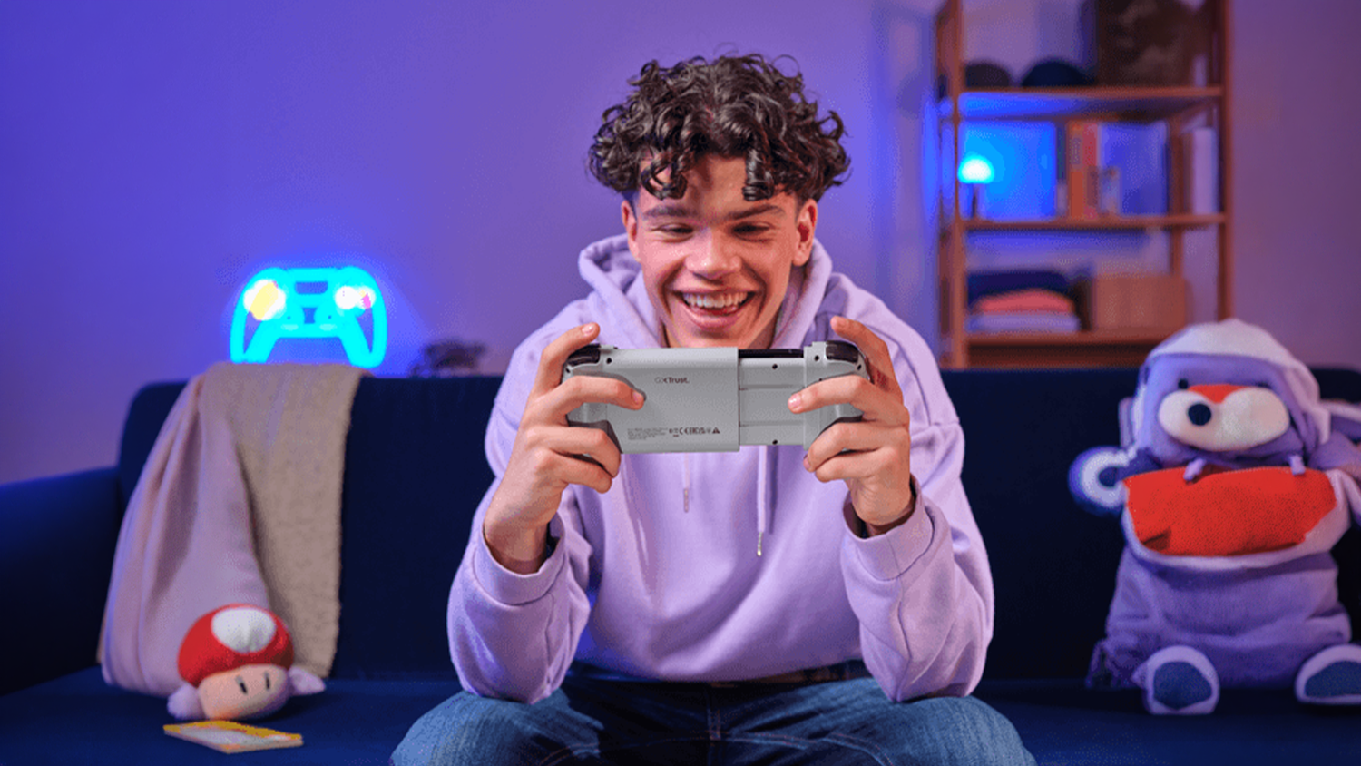 Mladý chlapec s Gamepadom Trust Mylox GXT 735G Gray v ruke