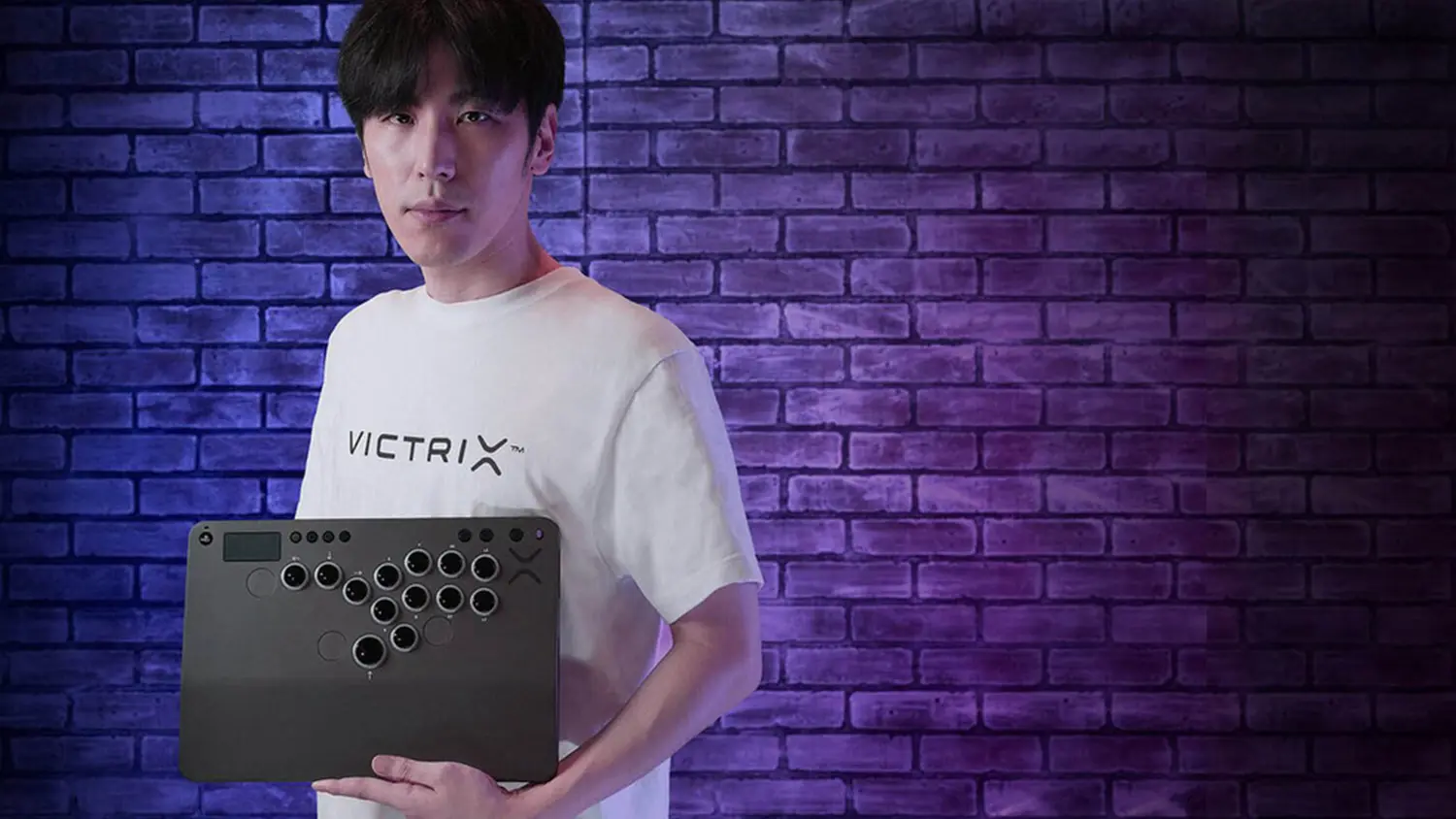 Hern&yacute; ovl&aacute;dač Turtle Beach Victrix Pro KO Leverless Fight Stick PS4/PS5/PC v ruk&aacute;ch Yusukeho Momochi