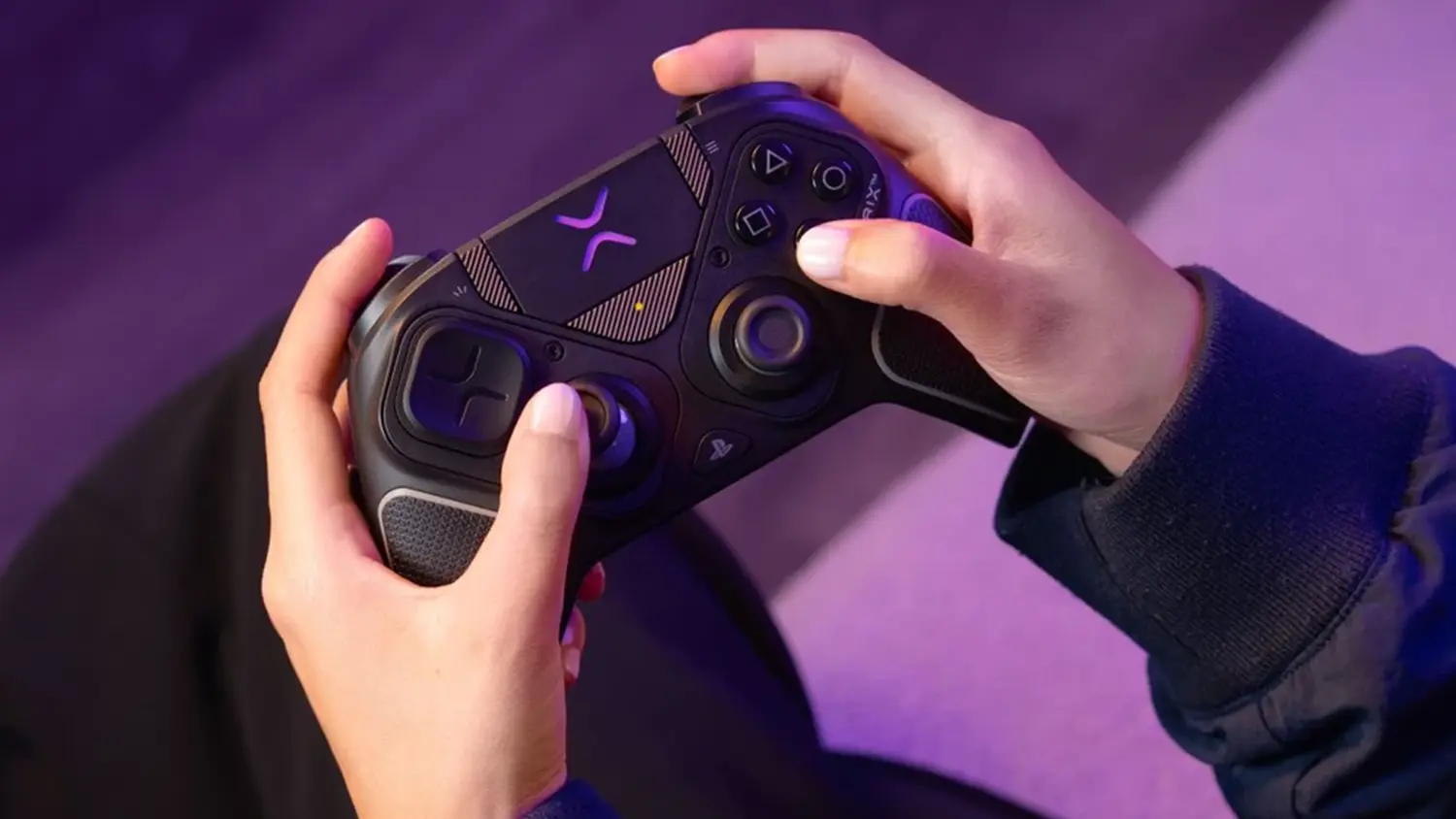 Hern&yacute; ovl&aacute;dač Turtle Beach Victrix Pro BFG Reloaded PS4/PS5/PC v ruk&aacute;ch hr&aacute;ča