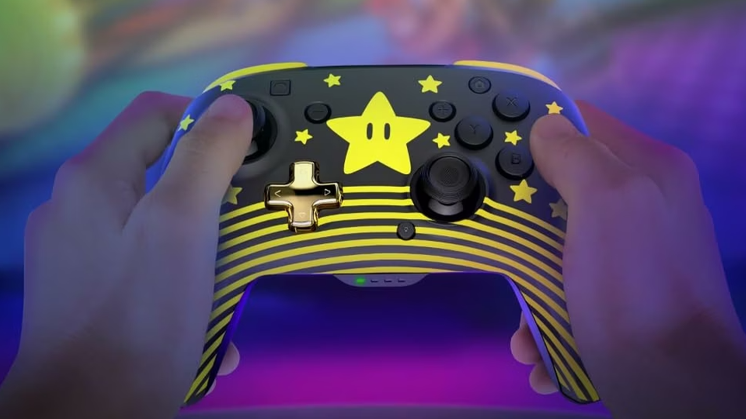 Nasvietený gamepad Turtle Beach Super Mario Star v rukách