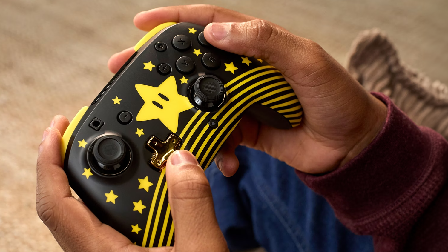 Gamepad Turtle Beach Super Mario Star v rukách