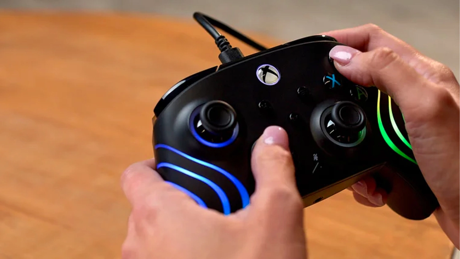 Člověk držící Gamepad Turtle Beach Afterglow Wave