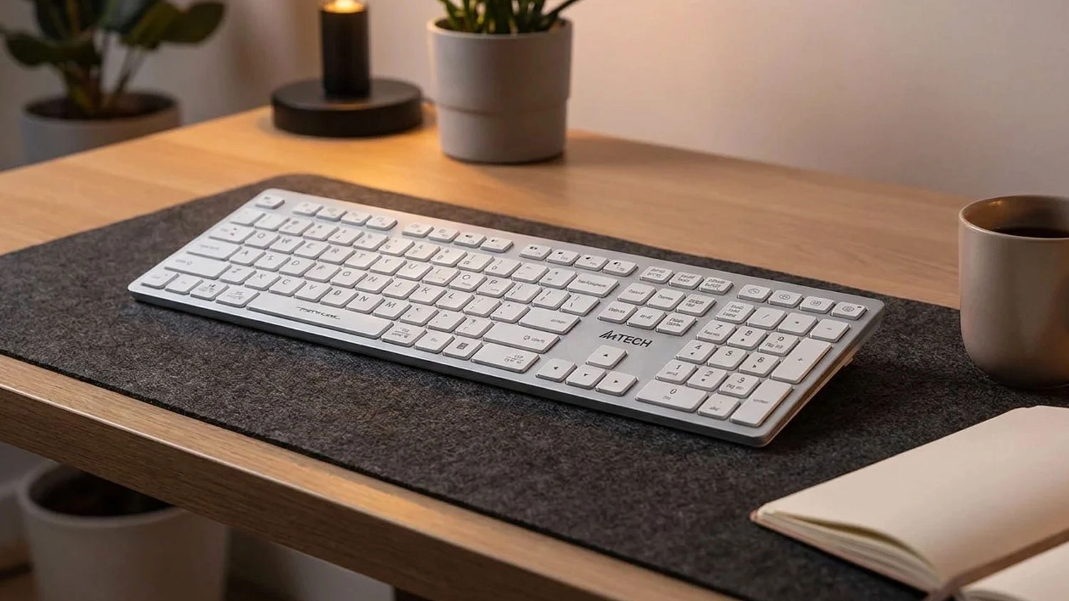Bezdrôtová klávesnica A4TECH FSTYLER FBX50C s nízkoprofilovými klávesmi položená na drevenom pracovnom stole.