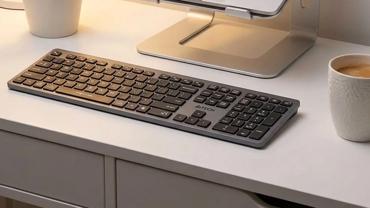 Bezdrôtová klávesnica A4TECH FSTYLER FBX50C na pracovnom stole pred notebookom