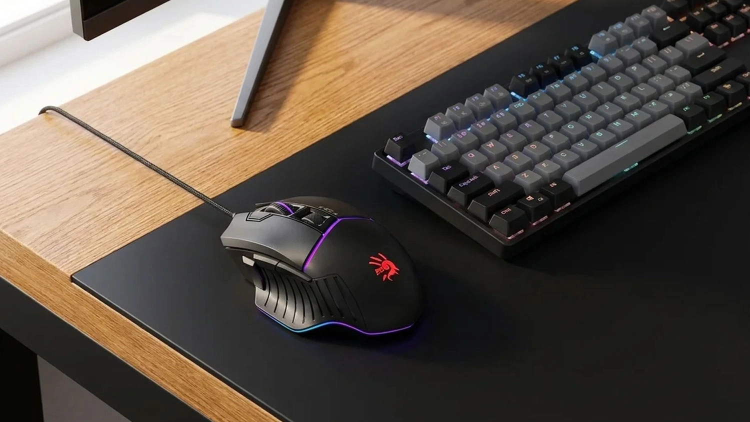 Herní myš A4Tech Bloody W95 MAX s RGB podsvícením na černé podložce vedle klávesnice na stole.